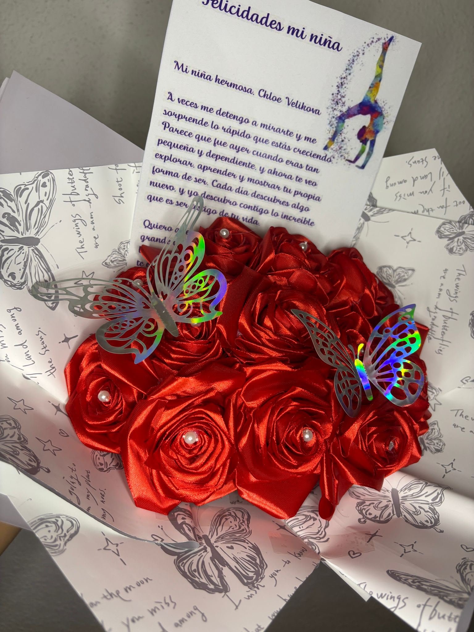 Detalle floral con rosas rojas