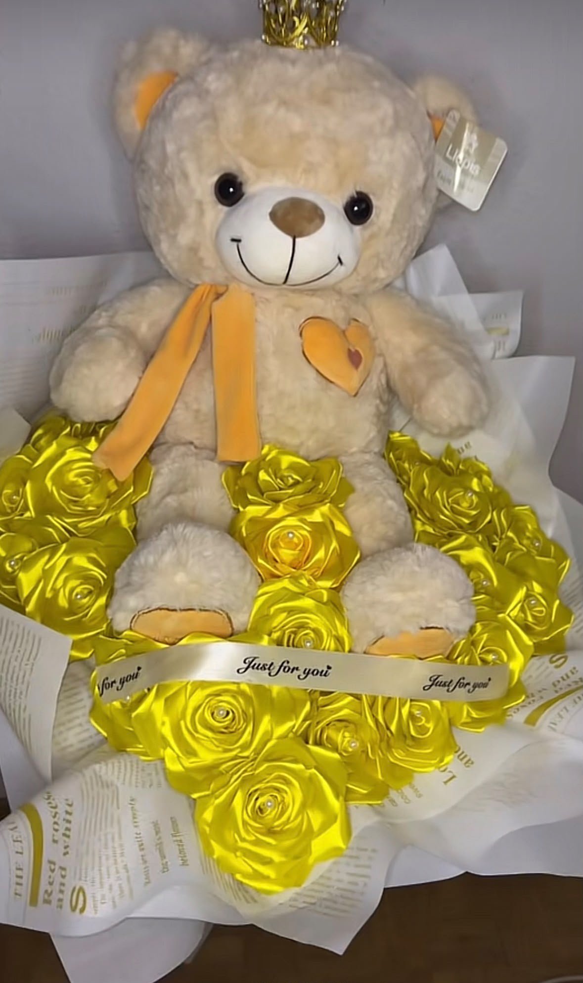 Detalle con oso de peluche y rosas amarillas