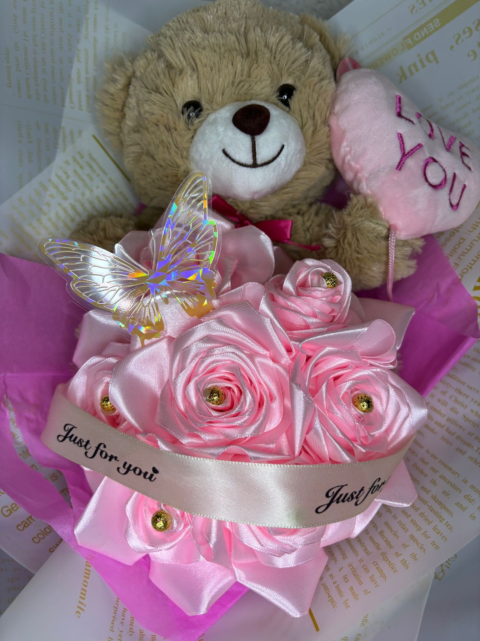 Detalle con oso de peluche y rosas rosadas