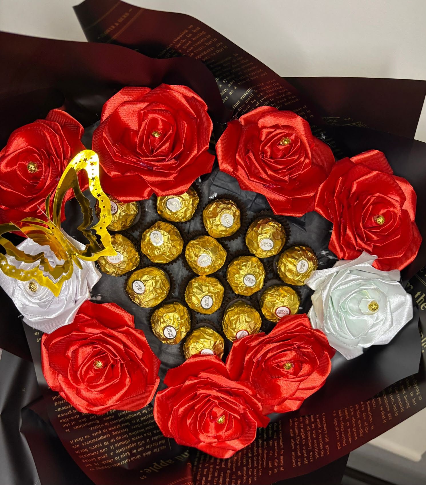 Arreglo de rosas rojas con chocolates