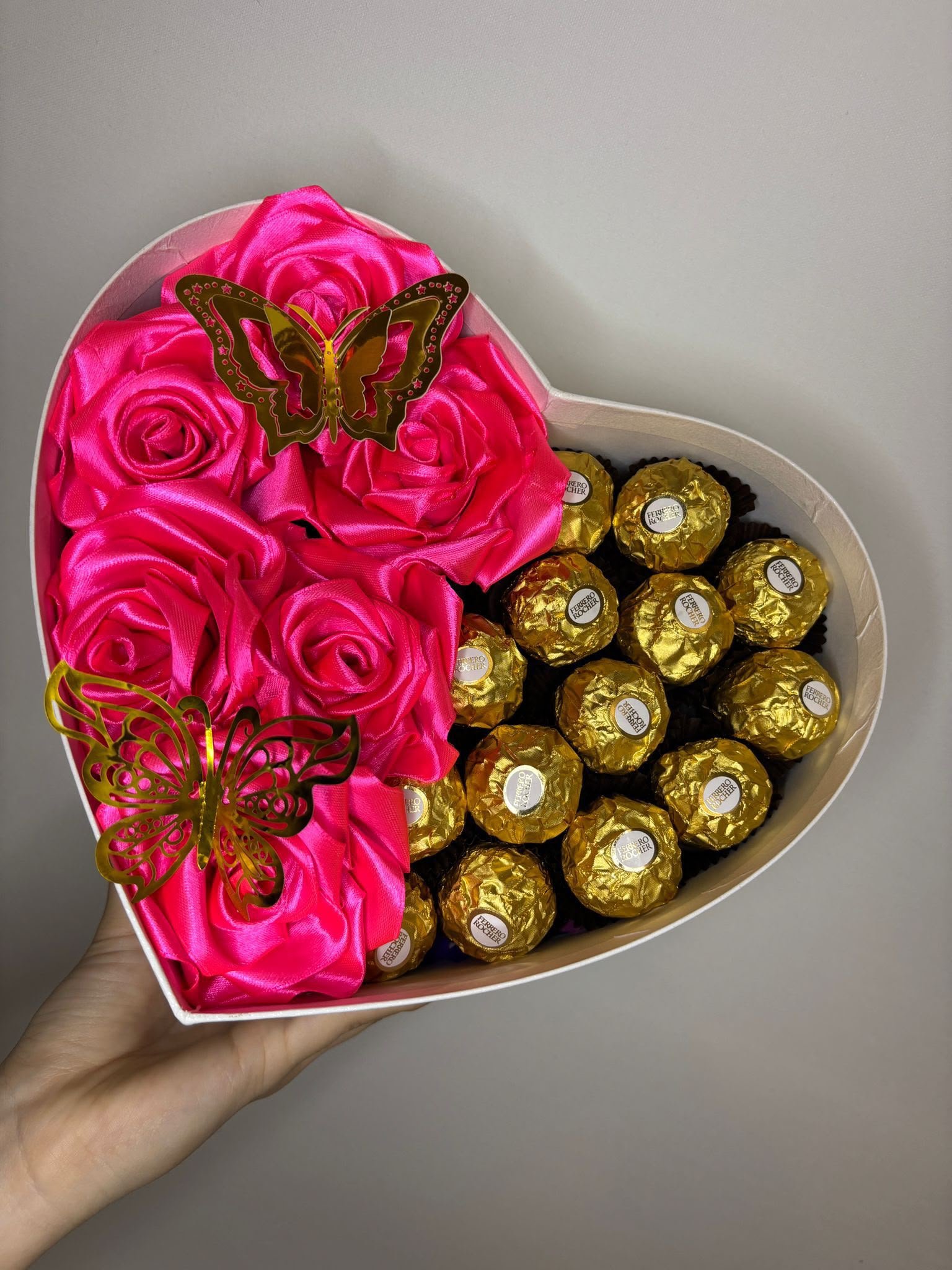 Caja en forma de corazón con rosas rosadas y chocolates