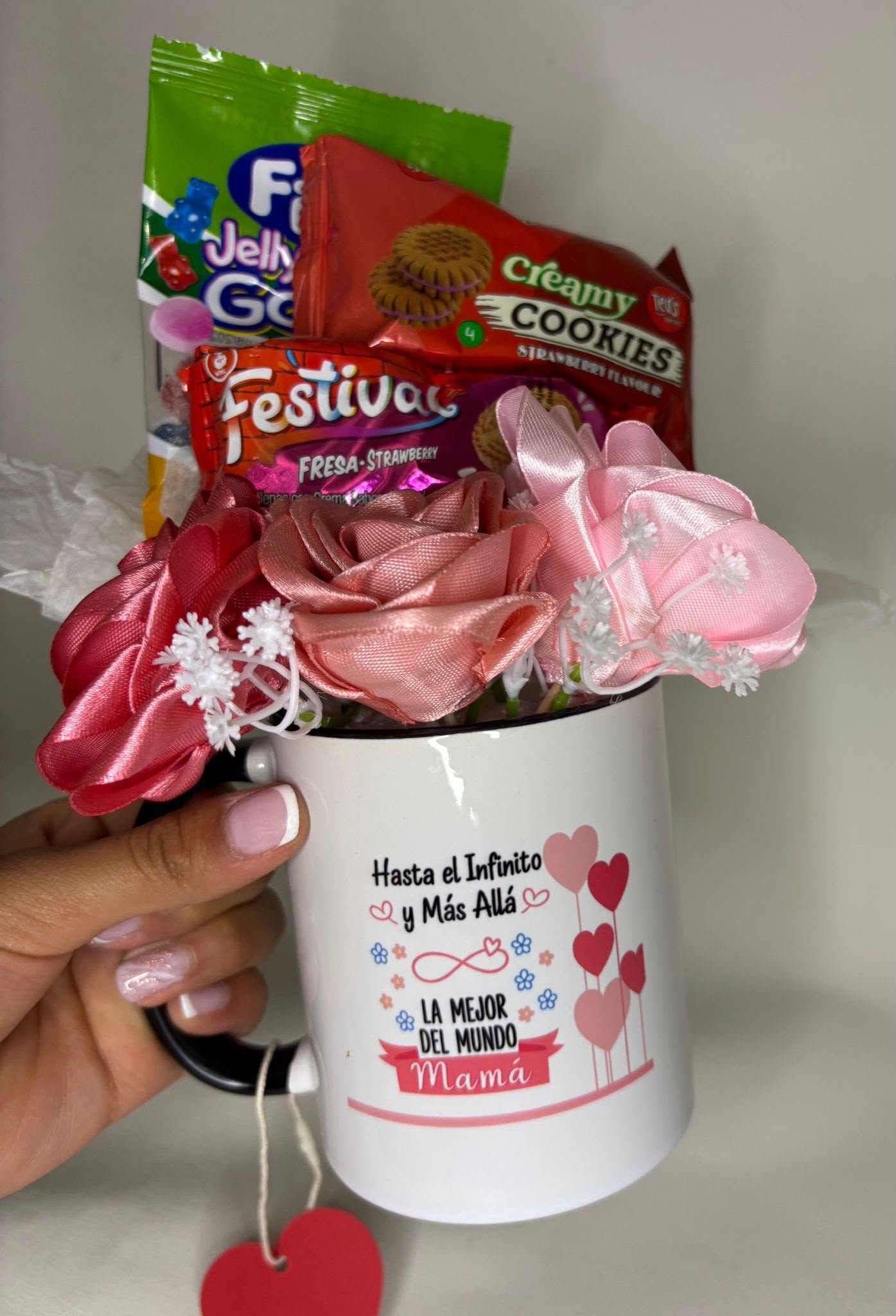 Taza decorativa con flores y dulces