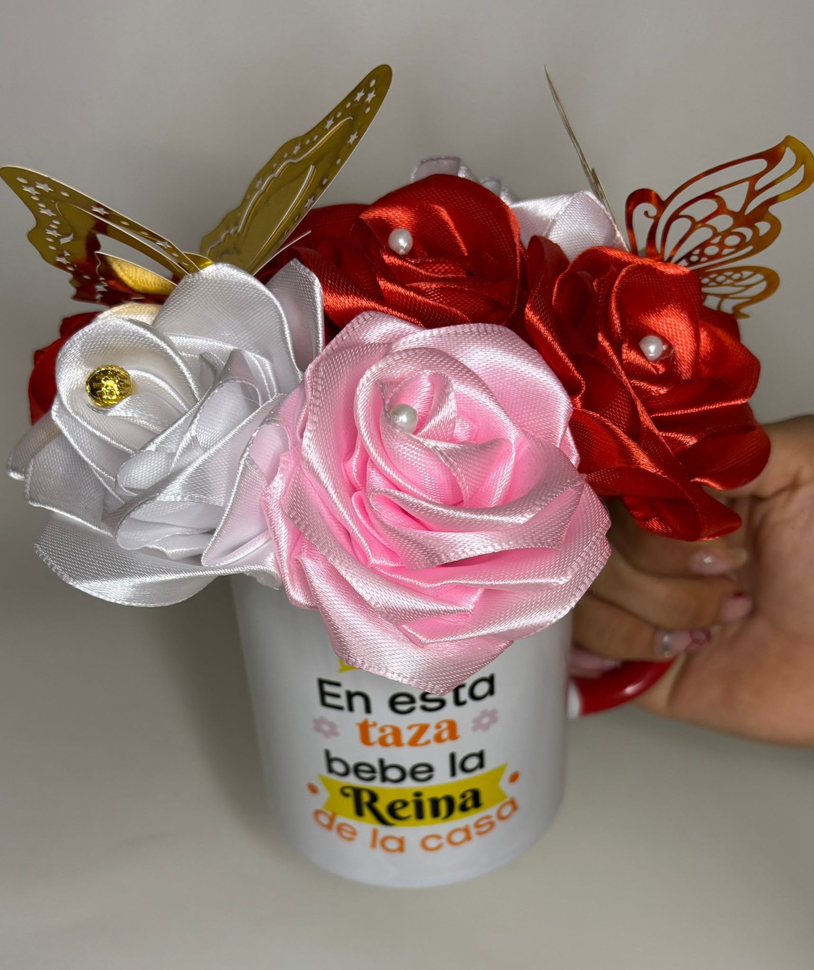 Taza decorativa con rosas y mariposas