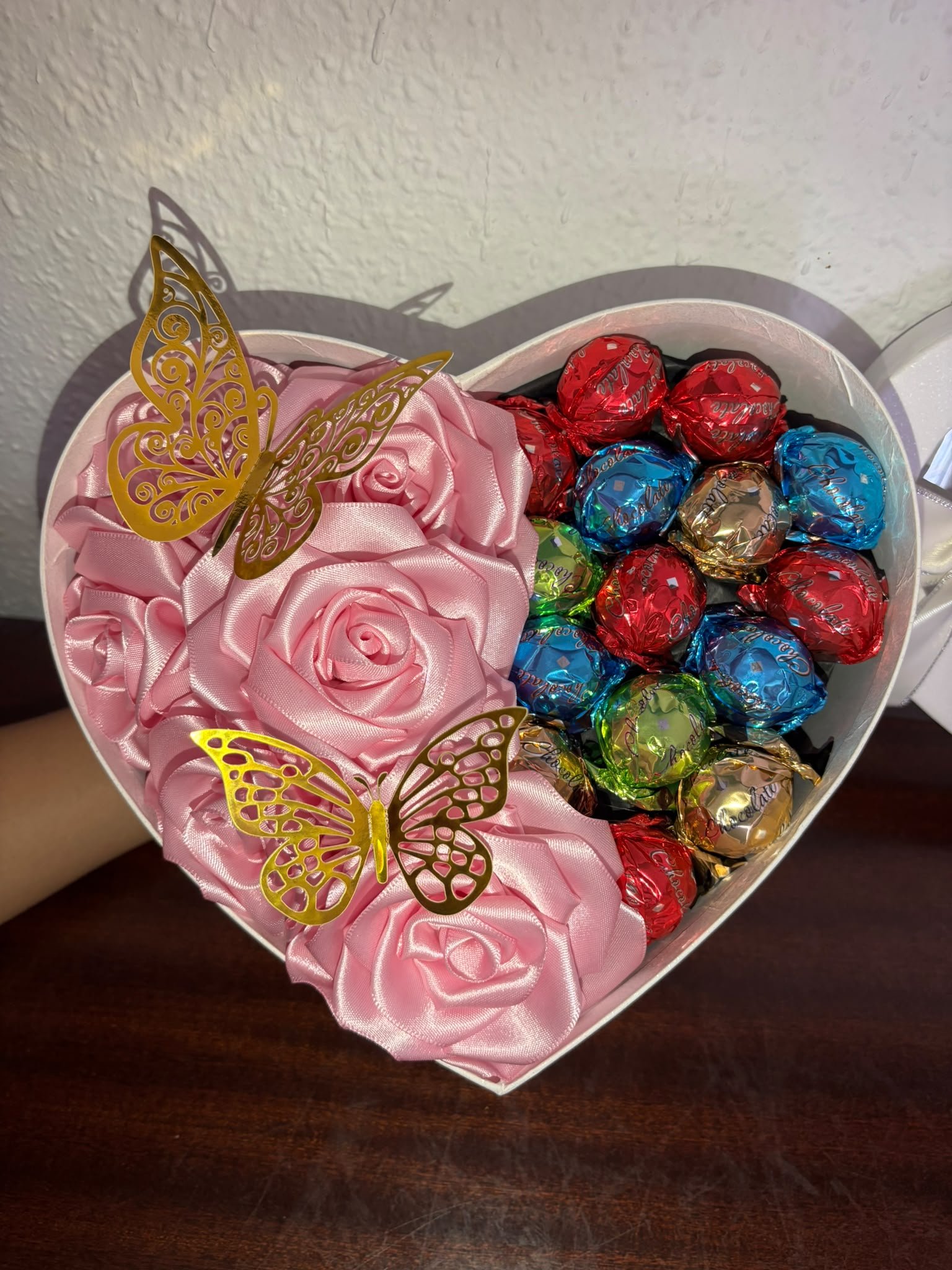 Caja en forma de corazón con rosas y chocolates variados